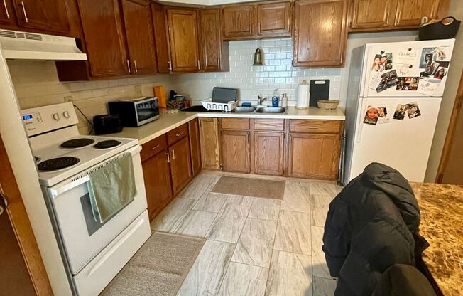 2 beds, 1 bath, $1,145, Unit 17