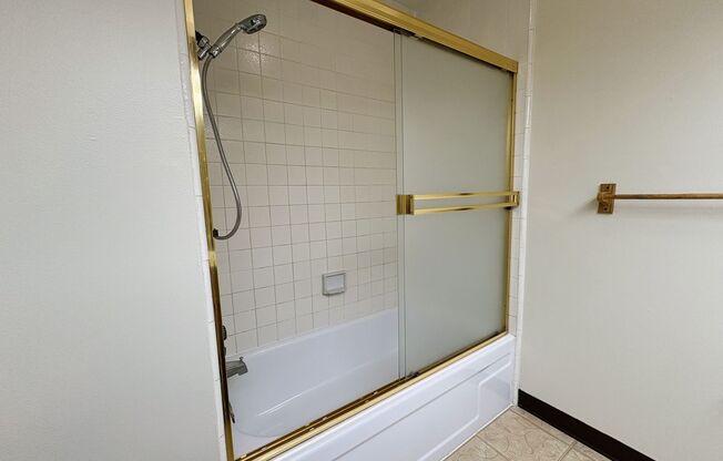 2 beds, 2 baths, $3,400, Unit # 209