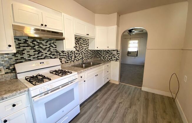 2 Bedroom, 1 Bath Home  & Garage Available in Peoria IL!