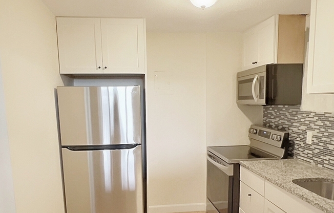 2 beds, 1 bath, 999 sqft, $3,700, Unit 37