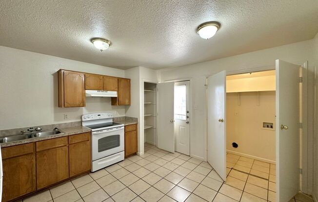 2 beds, 1 bath, 970 sqft, $1,100, Unit A