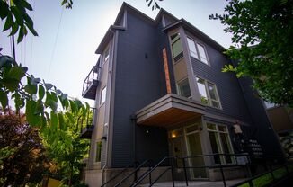 Stunning Top Floor Modern 1 Bed in SE Moreland w/ Balcony!