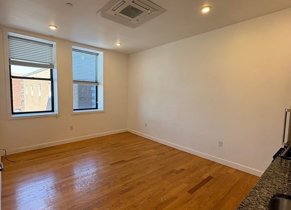 2 beds, 1 bath, $2,250, Unit 202