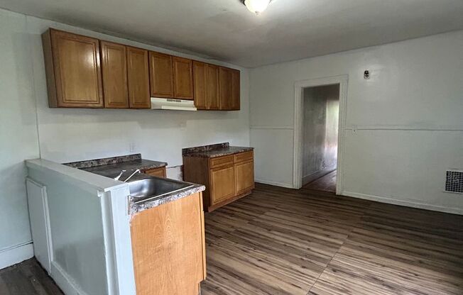 2 beds, 1 bath, 800 sqft, $950, Unit Apt 2