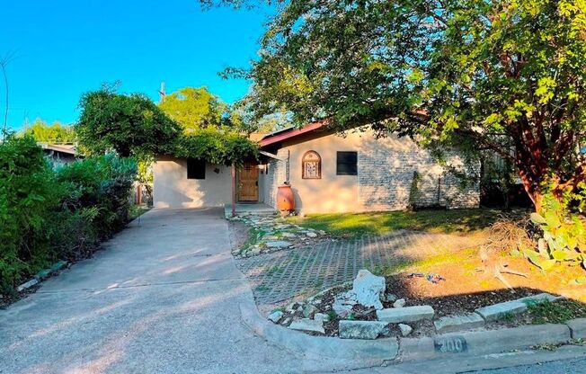 Main house 3/1 + updated 1 bd/full bath cottage!