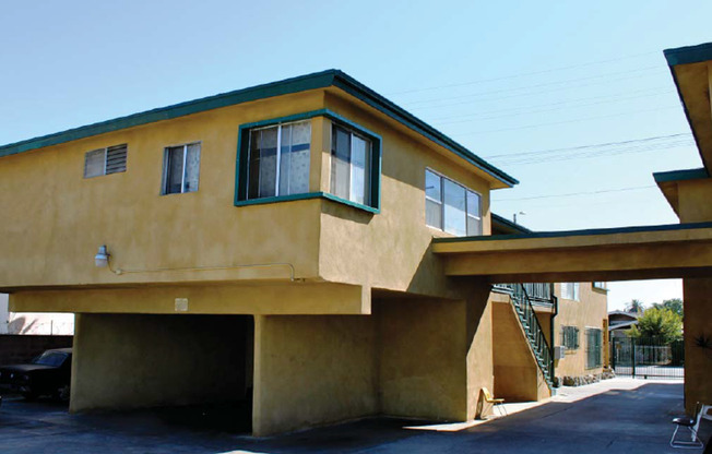 1935 AND 1939 OBAMA BLVD