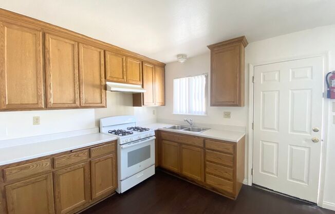 3 beds, 2 baths, $1,900, Unit 3