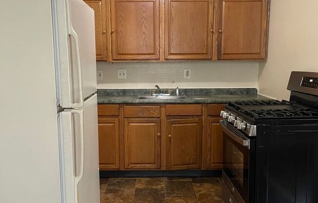 2 beds, 1 bath, $1,095, Unit Unit 1339A