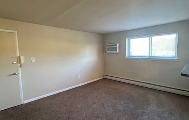 1 bed, 1 bath, 550 sqft, $1,220, Unit F09