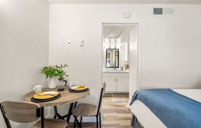 Studio, 1 bath, 300 sqft, $979, Unit 15