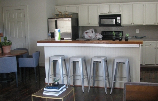 2 beds, 1.5 baths, 1,300 sqft, $1,995, Unit 440