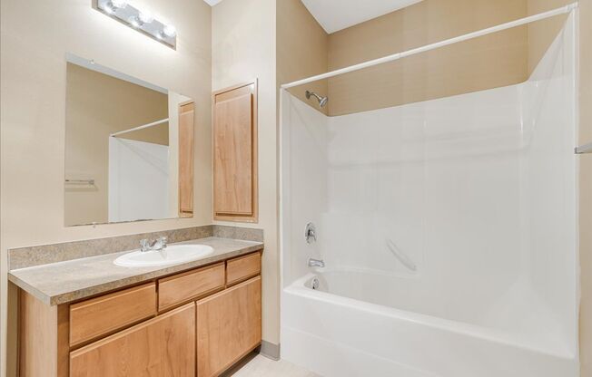 2 beds, 2 baths, 1,005 sqft, $1,400, Unit 5945-201