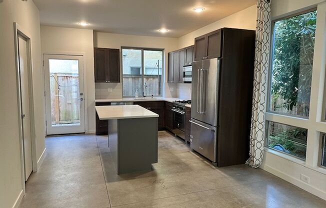 3 Bedroom Queen Anne Townhouse w/rooftop deck