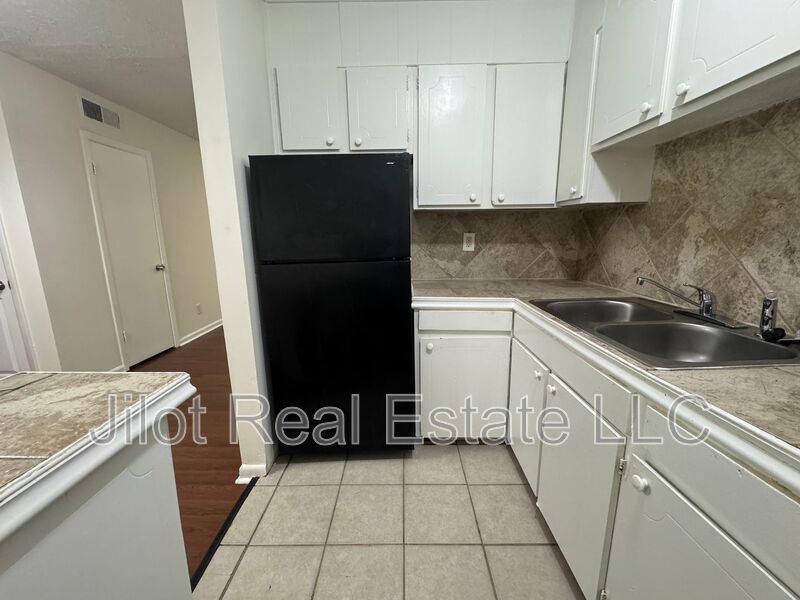 2711 Fairlee Drive Unit C3