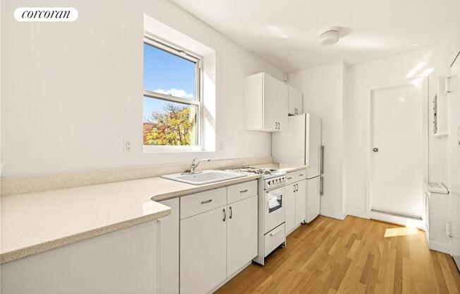 225 W 10 ST