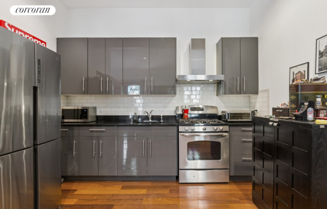 284 E 7 ST