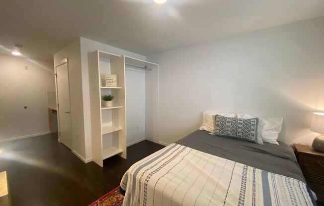 Studio, 1 bath, 175 sqft, $1,350, Unit 2200