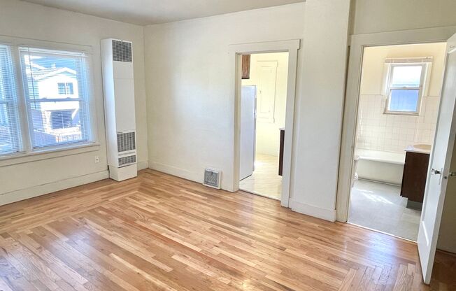Studio, 1 bath, 360 sqft, $1,050, Unit Unit #10