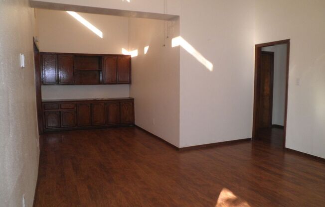 2 beds, 1 bath, 1,050 sqft, $995, Unit 1909 Chandelier