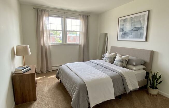 2 beds, 1 bath, 810 sqft, $1,595, Unit 00 - J- 8