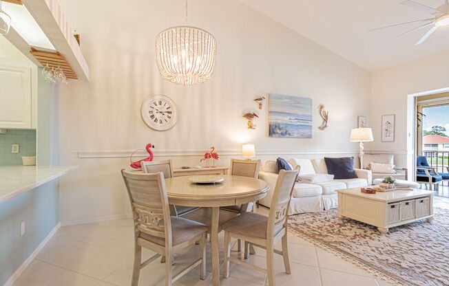 Spacious Lakeview Coach Home in Sherwood – 3BR Comfort Meets Naples Charm!
