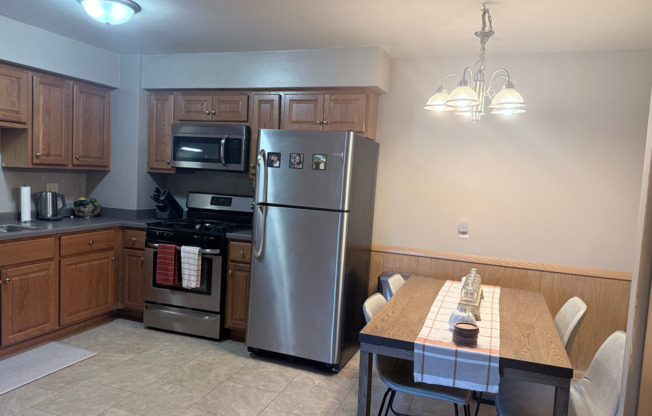 2 beds, 1 bath, $1,050, Unit 7