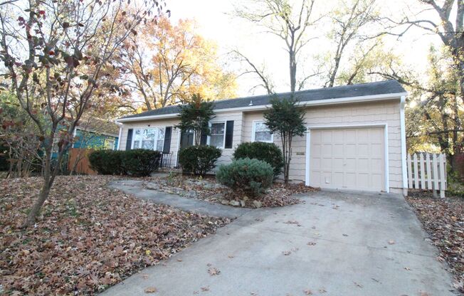 1/2 Month FREE On This 2 Bedroom 1 Bath Home in Roeland Park