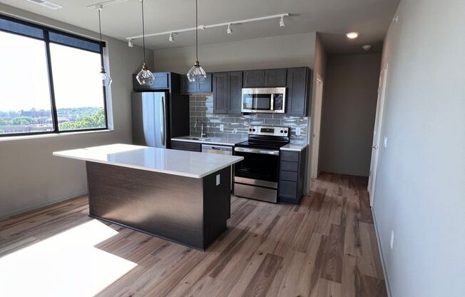 2 beds, 2 baths, 1,040 sqft, $1,795, Unit HW-436
