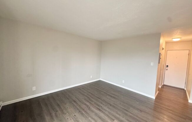 3 beds, 1 bath, 738 sqft, $1,195, Unit 207