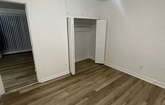 MOVE IN READY ONE BEDROOM !! Half off-security deposit!!