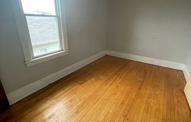 2 beds, 1 bath, $1,095