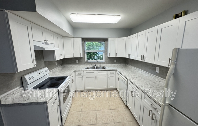 427 COUNTRY CLUB DR