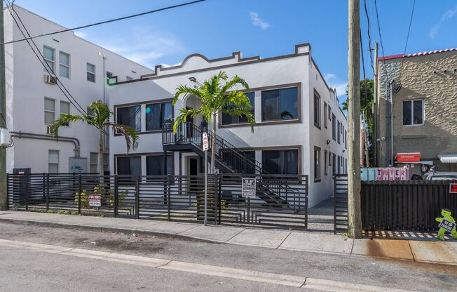 2/1 $2,000/mo, newly renovated in Little Havana! / 2/1 $2,000/mes, remodelado en Little Havana.
