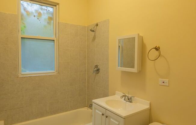 3 beds, 1 bath, $1,800, Unit 2