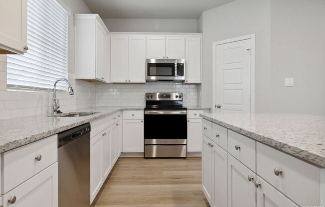 Brand New 3 Bd 3 Full Bath Townhouse Near UTSA & LaCantera