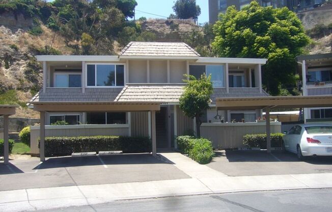 Beautiful 2 Bed/2 Bath Condo in Point Loma; Located near Shopping and Beach!