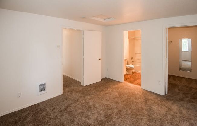 Clackamas Trails Vacant Apartment Master Bedroom & Bathroom With Walk In Closet