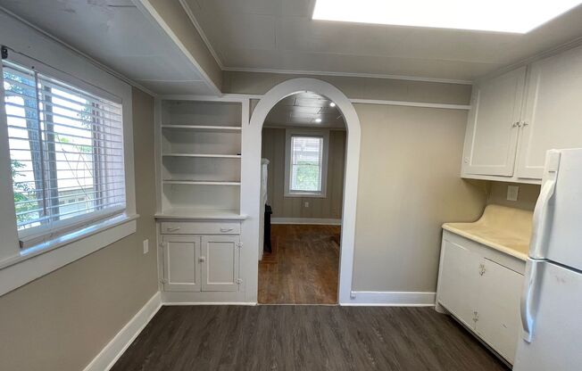 Simply the BEST! Adorable 1 Bedroom/1 Bath upstairs apartment home Located off Historic Camp Bowie! ((Covered Deck)) Minutes to Downtown Ft Worth ~