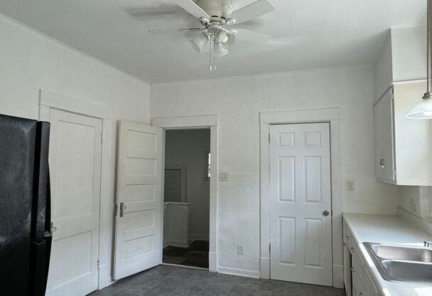 2 beds, 1 bath, $1,050