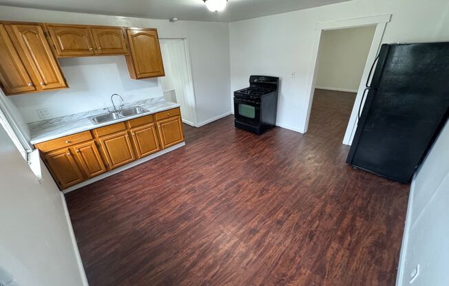 2 beds, 1 bath, 950 sqft, $750, Unit Second Floor