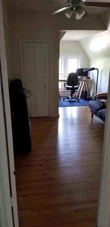 2 beds, 1 bath, 1,000 sqft, $1,300