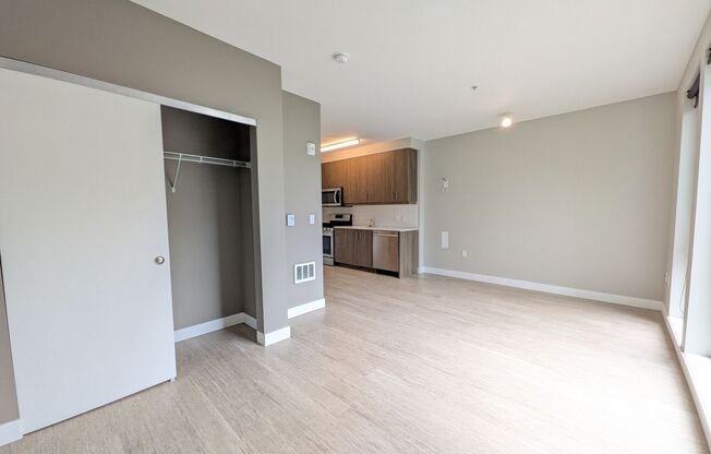 Studio, 1 bath, 400 sqft, $1,300, Unit 321