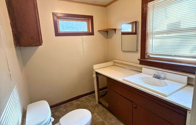 Spacious 3 Bedroom Home in Central Topeka – Pet Friendly!