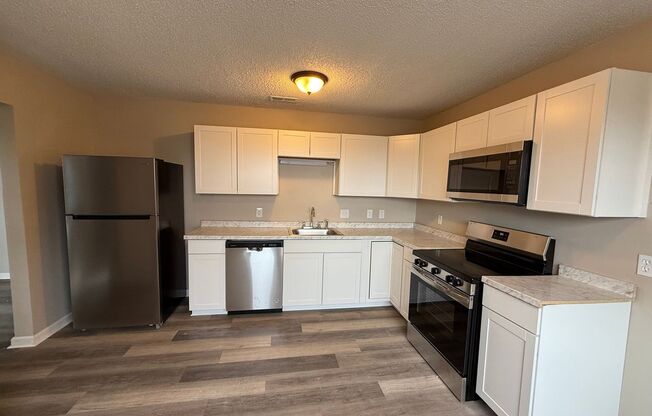 2 beds, 1 bath, $1,000, Unit B