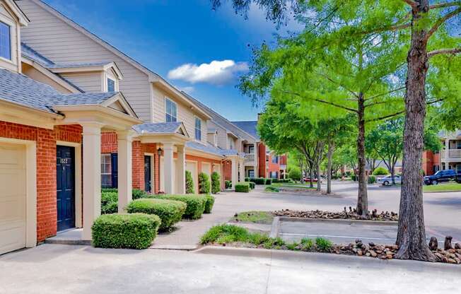 SaddleBrook apartments in Dallas, TX 1,2 & 3 Bedroom Apartment Homes.