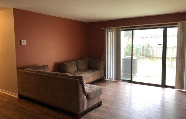 10105 PRINCE PL