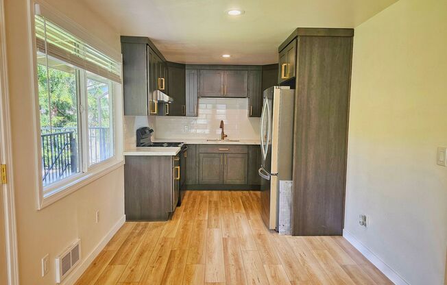 Beautiful 2 Bed 1 Bath Condo in downtown Bellevue - Newly Remodeled!!!