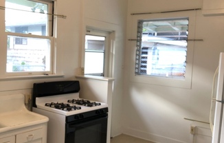 Charming Studio w/ Full Kitchen in Kaimuki!