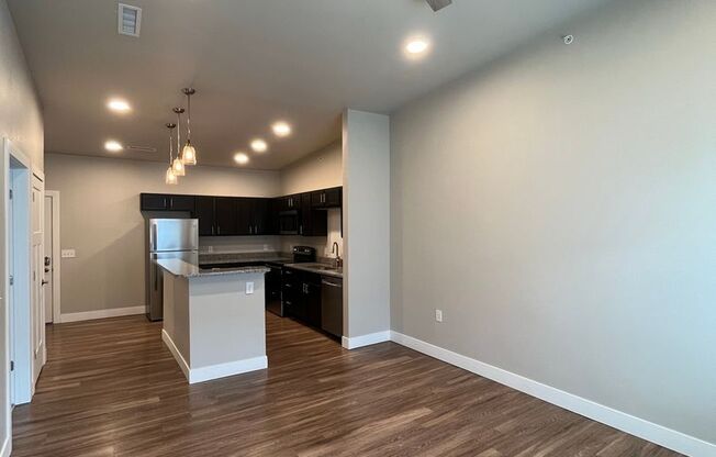 1 bed, 1 bath, 705 sqft, $1,400