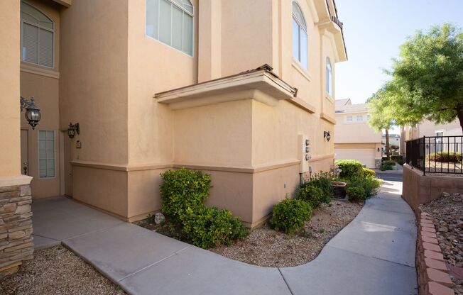 3 Bedroom, 2 Bath Condo in Gated Community!